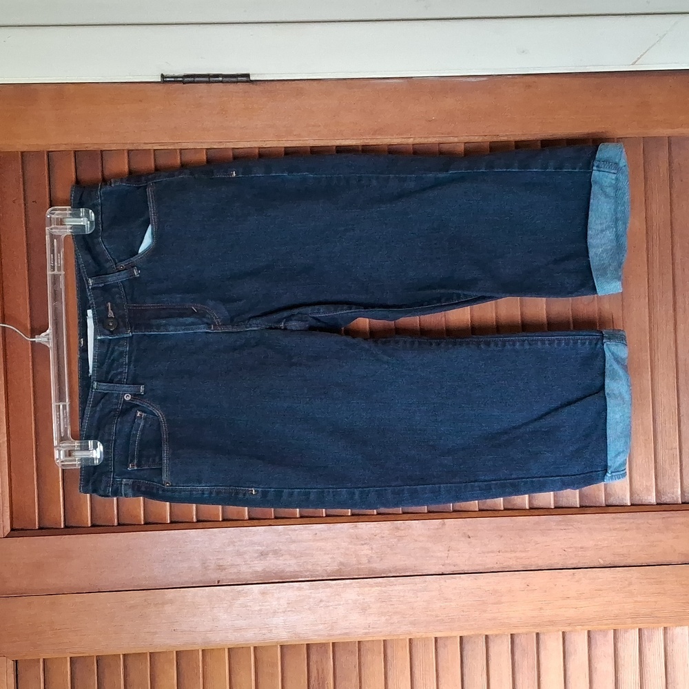 Levi's woman size 4 blue jean denim capris
